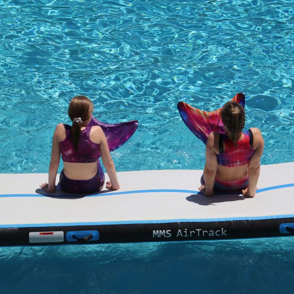 Mermaid Sisters met zeemeermin staart op de Airtrack